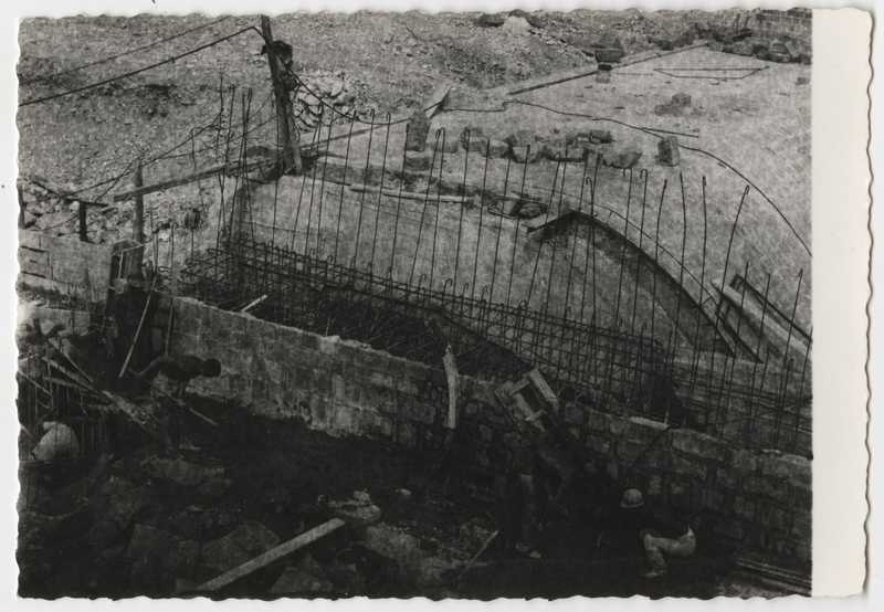 Costruzione sbarramento. Cantiere di bonifica. Particolare. Rivestimento in porfido pila uno